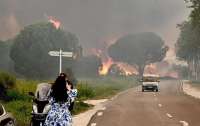 Туристи масово тікають з кемпінгів через лісові пожежі у Франції