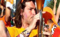 Голландский болельщик стал популярным, исполнив на трубе гимн Украины (ВИДЕО)