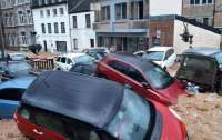 Потоки воды снесли машины: Бельгия снова уходит под воду (видео)