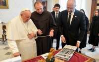 Шмыгаль подарил Папе Римскому фотографии того, что россия сделала с украинскими городами