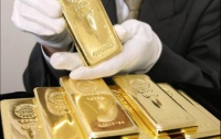 На мировых биржах обесценилось золото