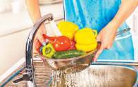 Женщина показала уникальный способ мыть фрукты и овощи и прослыла гениальной