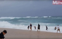 На Гавайях случайные прохожие спасли тонущего ребенка, которому не смогли помочь родители