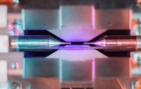 Британський фізик сфотографував один атом на звичайну камеру