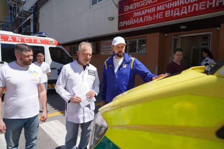 Лікарня Мечникова отримала сучасну швидку: фонд «Надія» та Валерій Дубіль передали авто для порятунку важких пацієнтів