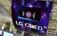 На потолок аэропорта установили огромные изогнутые мониторы OLED (ФОТО)