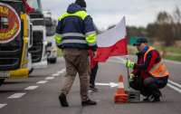 Рух вантажівок повністю заблоковано на двох пунктах пропуску з Польщею