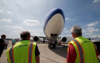 Самолет United Airlines аварийно сел из-за слетевшей обшивки двигателя