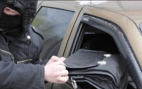 В Киеве неизвестные ограбили машину на глазах у хозяина
