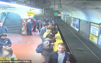 Пассажир метро потерял сознание и столкнул женщину под несущийся поезд