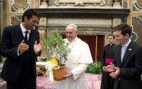 Месси с Буффоном подарили Папе Римскому дерево и мяч (ФОТО)