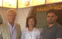Король и королева Швеции посетили обычную пиццерию