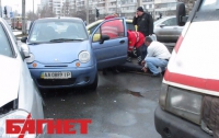 В Киеве женщина-водитель Daewoo «подставилась» под Chevrolet (ВИДЕО)