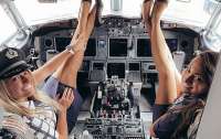 Стюардессы в мини-юбках устроили фотосессию в кабине пилота и восхитили Сеть