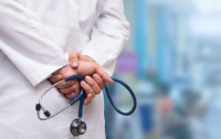 По данным МОЗ, врачи в Украине зарабатывают почти тысячу долларов
