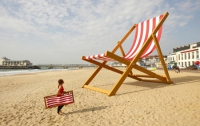 Гигантский лежак расположился посреди пляжа в Борнмуте (ФОТО)