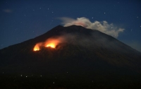 На Бали мощное извержение вулкана вызвало лесные пожары
