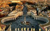 Ватикан попал под суд из-за почтовой марки с граффити