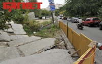 В Киеве образовался огромный провал асфальта и земли (ФОТО)