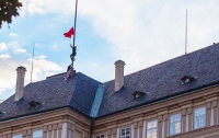 Шефа охраны резиденции президента Чехии уволили из-за красных трусов
