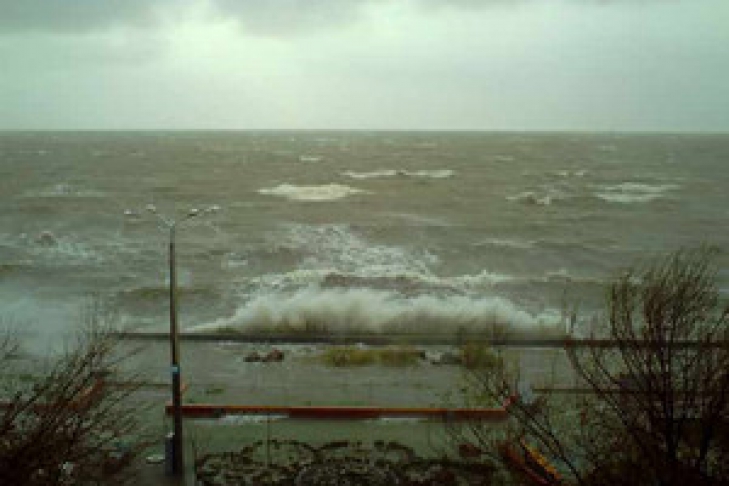 Прибой азовское море. Цунами на азовском море. Море шторм везувий. Волны прибой финский залив. Море шторм.
