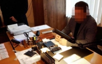 Бизнес на биометрических паспортах: в Хмельницком чиновник отдела ГМС требовал взятки