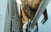 В Испании под навесными скалами построен город (ФОТО)