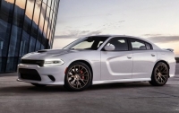 Угонщики вытолкали Dodge Charger Hellcat из дилерского центра руками