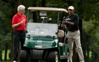 Барак Обама и Билл Клинтон сыграли в гольф (ФОТО)