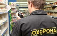 Охранник супермаркета организовал родственников на кражу продуктов