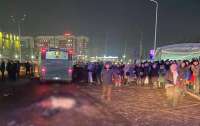 В Казахстане автобус протаранил толпу на остановке после того, как безбилетник ударил женщину-водителя (видео)