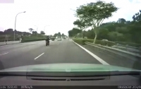 Мотоциклиста убило отвалившимся колесом грузовика (видео)
