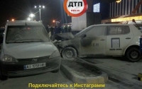 В Киеве пылающее такси влетело в грузовик