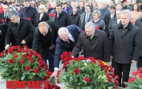 Как крымские политики памятнику кланялись (ФОТО)