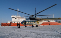 Больных моряков из ледового плена доставляют к «скорой» вертолетом