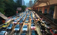 В Китае образовалась пробка из восьми тысяч машин из-за тумана