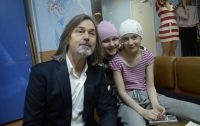 Никас Сафронов помог больным украинским детям