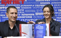 Бессонова продает змею, а Силантьев – флаг Украины (ФОТО)