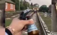 На Винничине пьяные мужчины стреляли в поезд (видео)