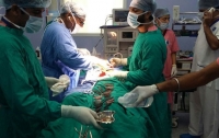 Индийские врачи вытащили 40 ножей из желудка пациента