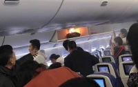 Стюардесса соком потушила пожар на борту китайского самолета