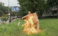 У здания Минобороны военный устроил самосожжение (видео)