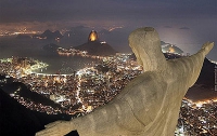 Бразильскую статую Иисуса Христа ударила молния (ФОТО)
