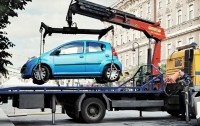 В Киеве будут эвакуировать авто, припаркованные на люках