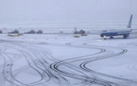 Аэропорт «Киев» задерживает рейсы из-за снегопада