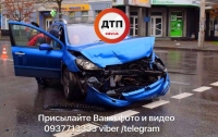 На перекрестке в Киеве разбились два авто, есть пострадавшие
