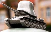 В Праге установили памятник в виде танка с немецкой каской