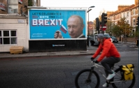 По всему Лондону расклеили сатирические билборды с Путиным, 