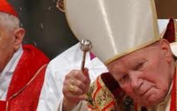 Умерший Папа Римский затмит живого в Мексике