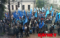 К парламенту стягиваются протестующие, их много (ФОТО)